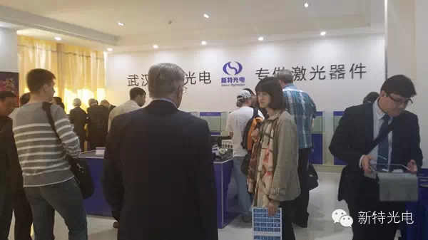 俄罗斯激光代表团对AG百家乐光电激光配件感到吃惊！