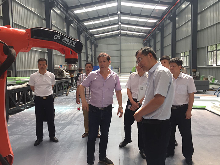 大冶市委常委、组织部长秦遵怀同志一行莅临AG百家乐光电考察