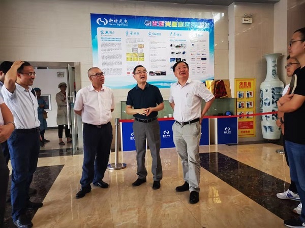 人民日报社湖北分社社长贺广华参观考察AG百家乐光电