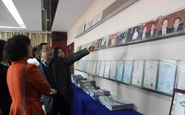 武汉光谷商会秘书长周青梅到访AG百家乐光电