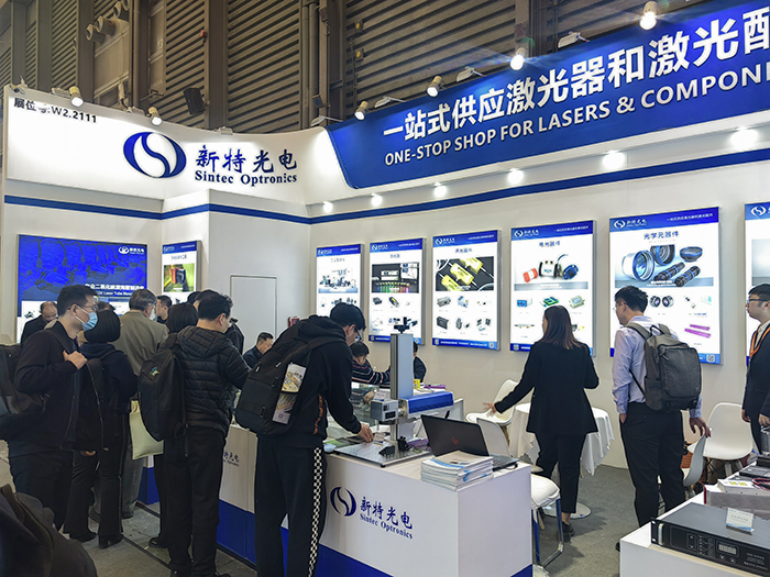 AG百家乐光电工作人员态度热情、专业、耐心地向观众们讲解产品的性能参数