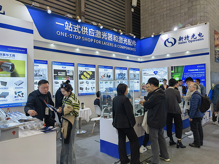 AG百家乐光电工作人员态度热情、专业、耐心地向观众们讲解产品的性能参数