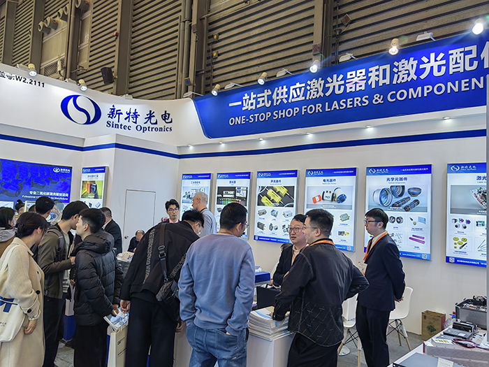 AG百家乐光电工作人员态度热情、专业、耐心地向观众们讲解产品的性能参数